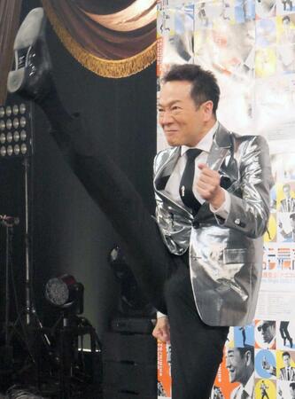 足を大きく上げる田原俊彦