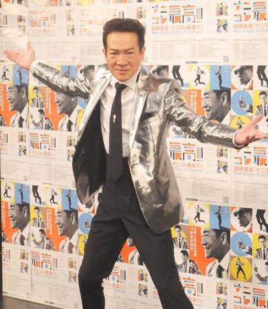 ノリノリで撮影に応じる田原俊彦