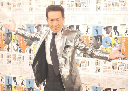 ノリノリで撮影に応じる田原俊彦