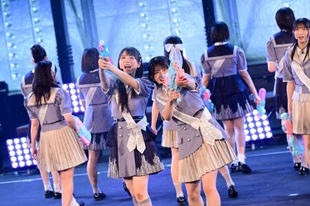 ファンに向けて水鉄砲を放った工藤唯愛（左）と西森杏弥
