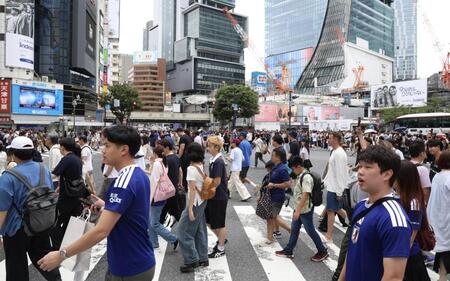 日本代表のユニホームを着たサポーターたち＝渋谷駅前