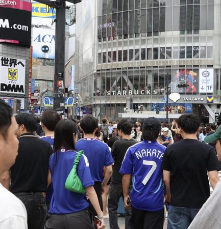 日本代表のユニホームを着た人たち＝渋谷