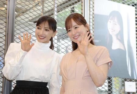 笑顔を見せる望月理恵（左）と皆藤愛子＝都内（撮影・吉澤敬太）