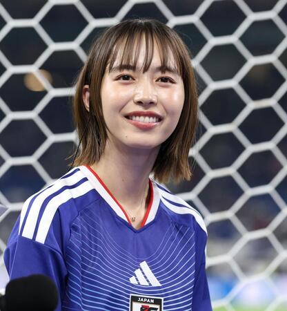笑顔を見せる井桁弘恵＝エスタディオ・モンテレイ（撮影・中田匡峻）