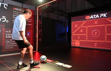 ＰＫゲームに挑戦した遠藤保仁＝渋谷ヒカリエ（撮影・持木克友）