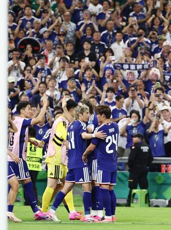 後半、チーム３点目のゴールを決め喜ぶ伊東（中央下）