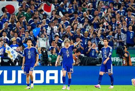 後半、チーム３点目のゴールを決めた伊東（中央）。右は先制ゴールの鎌田（共同）
