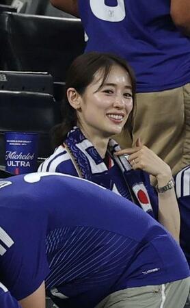 日本ＶＳチュニジアを観戦した泉里香＝エスタディオ・モンテレイ（撮影・中田匡峻）