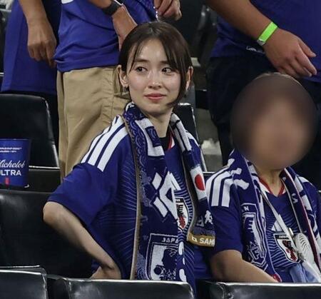 チュニジア戦を観戦した泉里香＝エスタディオ・モンテレイ　※画像の一部を加工しています