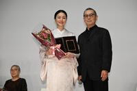 主演女優賞を受賞した井川遥。右はプレゼンターを務めた土井裕泰監督＝テアトル新宿（撮影・堀内翔）