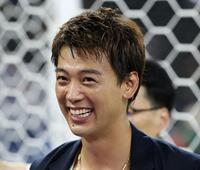笑顔を見せる竹内涼真＝２０日、エスタディオ・モンテレイ（撮影・中田匡峻）