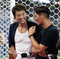 笑顔を見せる竹内涼真（左）と藤枝・槙野智章監督＝２０日、エスタディオ・モンテレイ（撮影・中田匡峻）