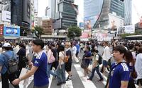 日本代表のユニホームを着たサポーターたち＝渋谷駅前
