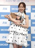 フォトブックを披露する須田亜香里（撮影・吉澤敬太）