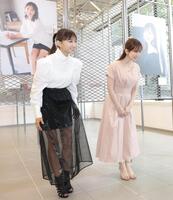 笑顔を見せる望月理恵（左）と皆藤愛子＝都内（撮影・吉澤敬太）