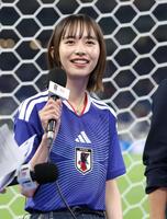 手を振る井桁弘恵＝エスタディオ・モンテレイ（撮影・中田匡峻）