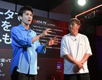 ＰＫゲームを終え挑戦した感想を述べる（左から）岩田剛典と遠藤保仁（撮影・持木克友）