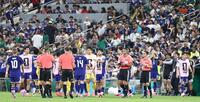 前半、飲水タイムで指示を出す森保監督（右から３人目）