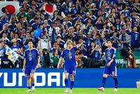 後半、チーム３点目のゴールを決めた伊東（中央）。右は先制ゴールの鎌田（共同）