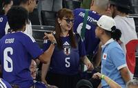 日本ＶＳチュニジアを観戦した平愛梨＝エスタディオ・モンテレイ（撮影・中田匡峻）