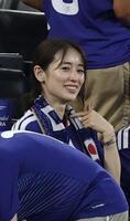 日本ＶＳチュニジアを観戦した泉里香＝エスタディオ・モンテレイ（撮影・中田匡峻）