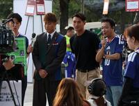 （右から）中山秀征、藤枝・槙野智章監督、柿谷曜一朗氏（撮影・中田匡峻）