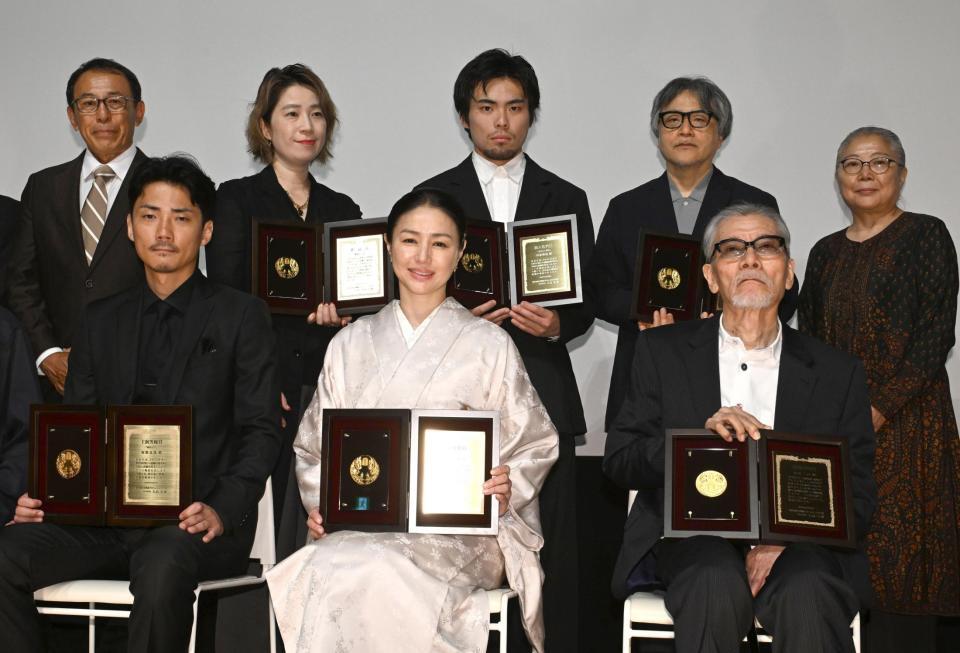 日本映画プロフェッショナル大賞の授賞式に出席した（前列左から）毎熊克哉、井川遥、塩見三省。後列中央は団塚唯我監督（撮影・堀内翔）