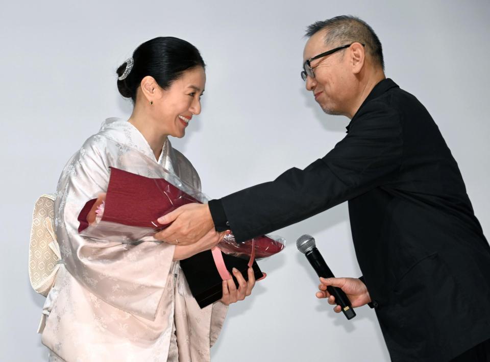主演女優賞を受賞して土井裕泰監督（右）から花束を受け取る井川遥＝テアトル新宿（撮影・堀内翔）