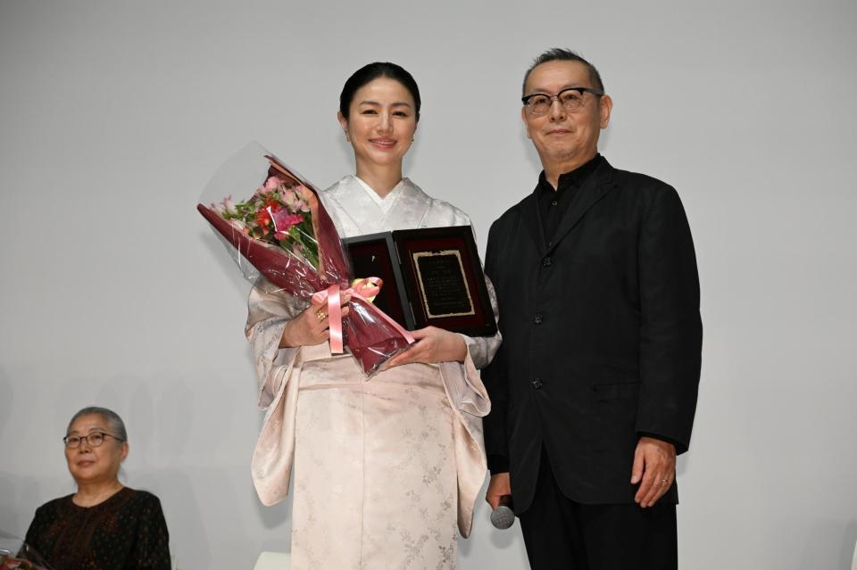 主演女優賞を受賞した井川遥。右はプレゼンターを務めた土井裕泰監督＝テアトル新宿（撮影・堀内翔）
