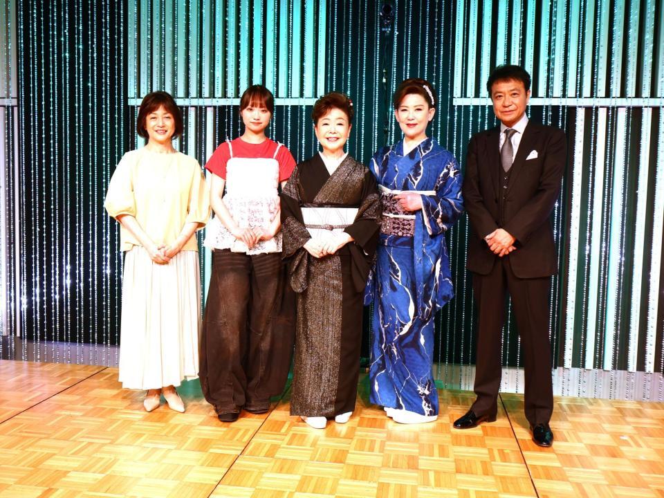 「中山秀征の有楽町で逢いまＳＨＯＷ」取材会に出席した（左から）石川みゆき、青木ありあ、中村美律子、若山かずさ