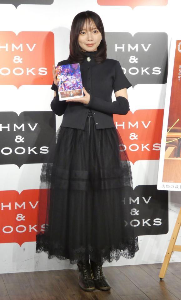 ほほ笑む齊藤京子