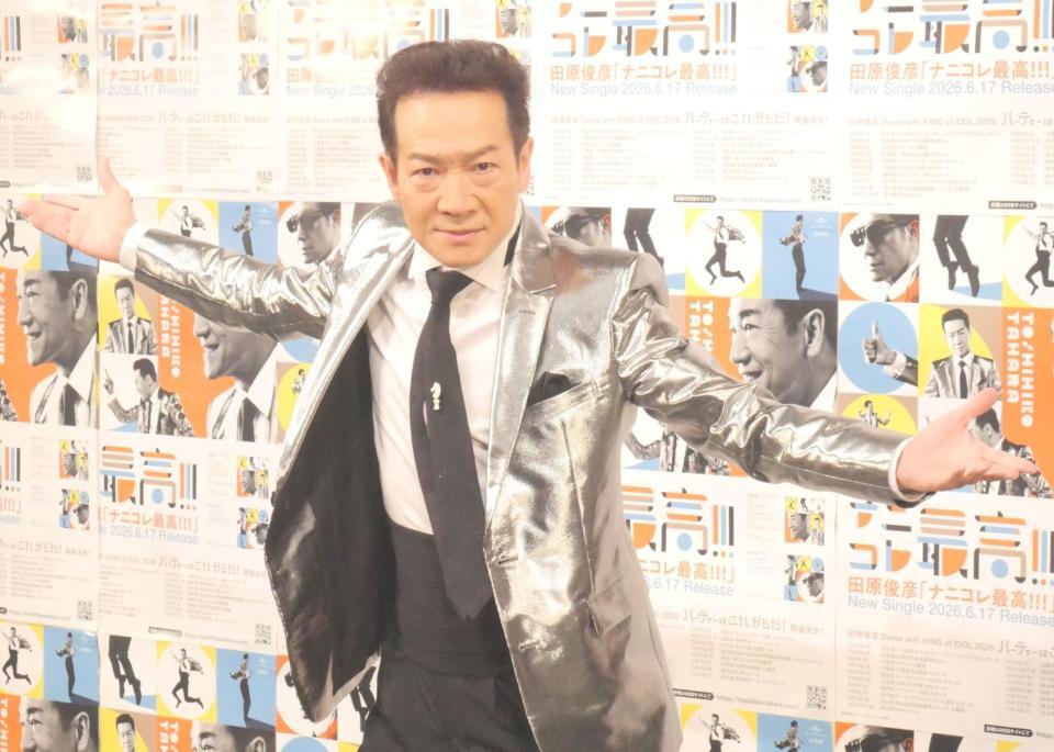 ノリノリで撮影に応じる田原俊彦