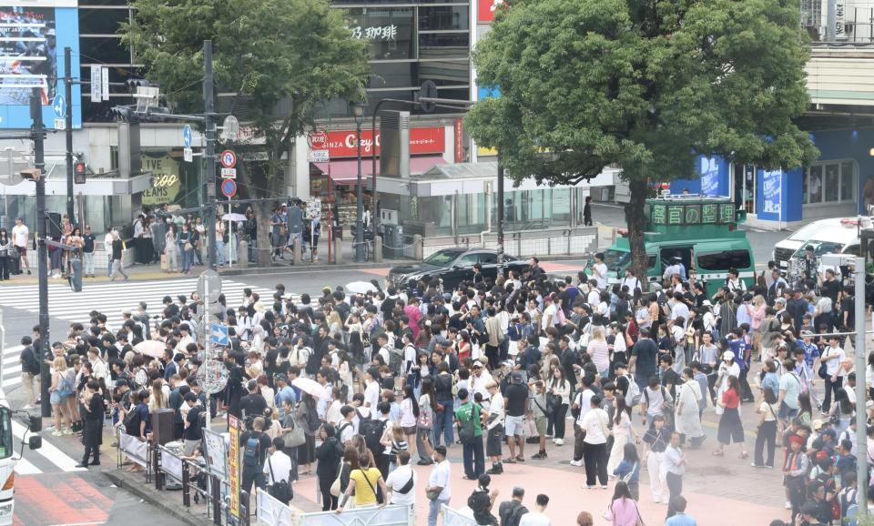 歩行者へ交通整理を促す警察車両＝渋谷駅前