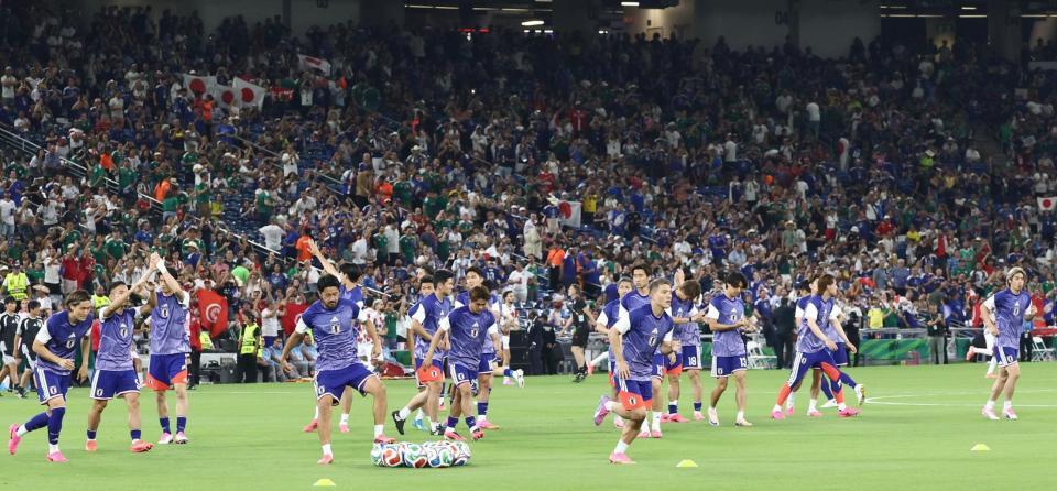チュニジア戦の試合前練習に臨む日本代表