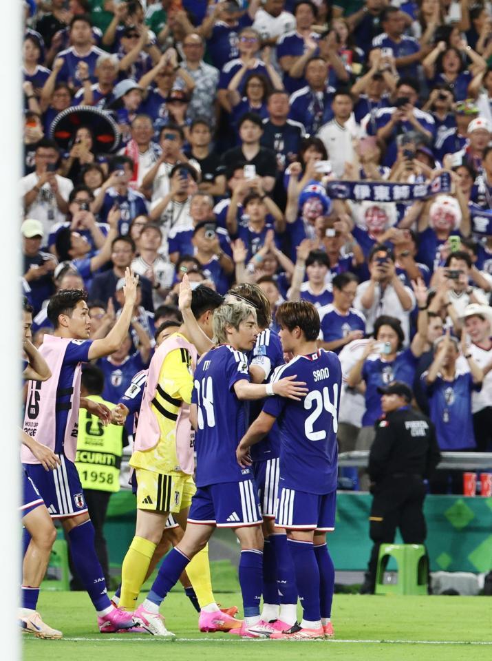 後半、チーム３点目のゴールを決め喜ぶ伊東（中央下）