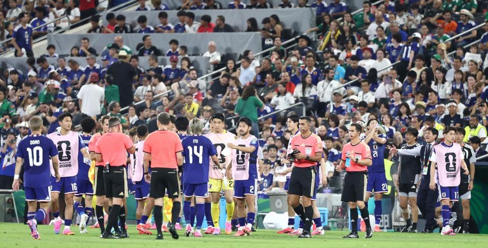 前半、飲水タイムで指示を出す森保監督（右から３人目）