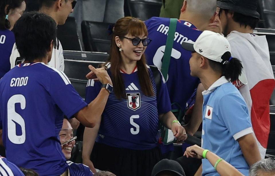 日本ＶＳチュニジアを観戦した平愛梨＝エスタディオ・モンテレイ（撮影・中田匡峻）