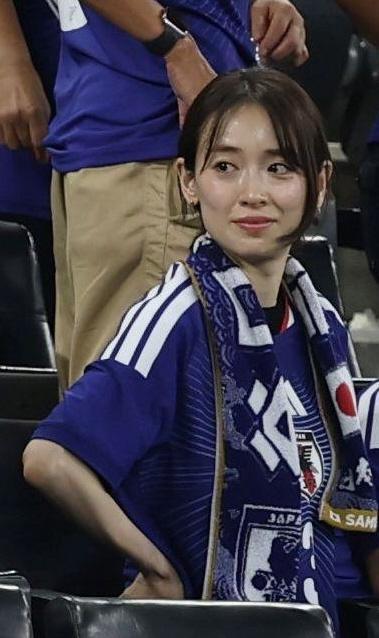 日本ＶＳチュニジアを観戦した泉里香＝エスタディオ・モンテレイ（撮影・中田匡峻）