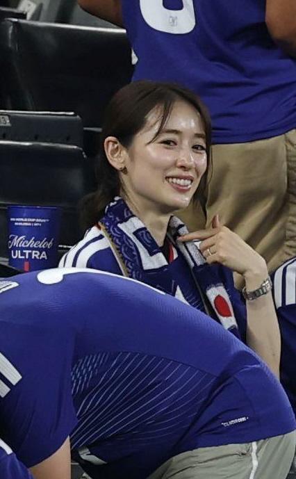 日本ＶＳチュニジアを観戦した泉里香＝エスタディオ・モンテレイ（撮影・中田匡峻）