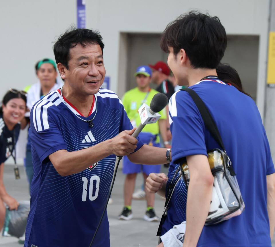 取材をする中山秀征＝２０日、モンテレイ（撮影・中田匡峻）