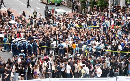 日本代表の勝利に盛り上がるサポーター＝東京・渋谷駅前（撮影・佐々木彰尚）