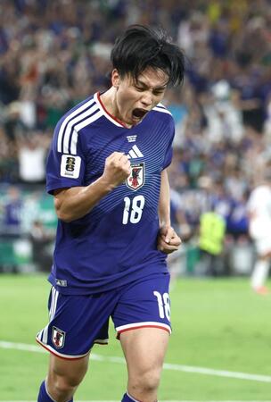 後半、チーム４点目、自身２点目のゴールを決め喜ぶ上田