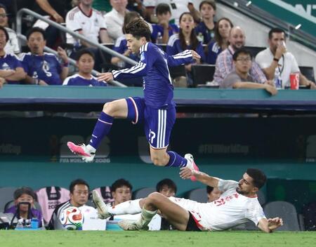 後半、ドリブルで攻め上がる鈴木唯（上）
