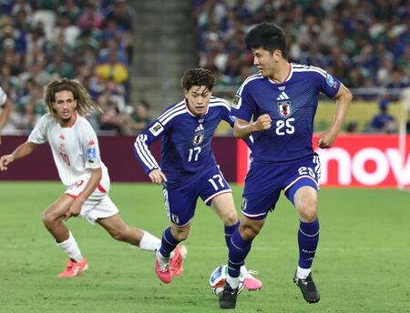後半、攻め上がる鈴木唯（中）。右は鈴木淳
