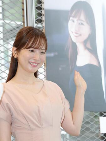 自身の写真に笑顔を見せる皆藤愛子＝都内（撮影・吉澤敬太）