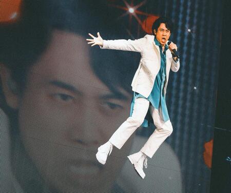 ライブでのフライングで熱唱する大泉洋（撮影・西槇太一）
