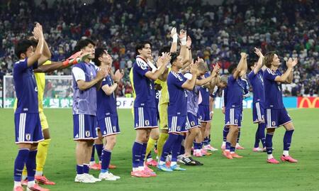 チュニジアに勝利し、サポーターにあいさつする日本代表