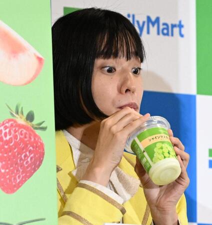 フラッペキメ顔１０秒チャレンジに挑戦するおヨネ（撮影・堀内翔）