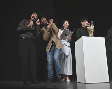 Ｍ１グランプリ２０２６開催会見に登場し笑いを取るたくろうの赤木裕（左）ときむらバンド。後方右から司会の麒麟・川島明、ＡＢＣテレビアナウンサー・福戸あや（撮影・開出牧）