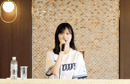 主演舞台「成瀬は天下を取りにいく」の取材会に出席した山下美月